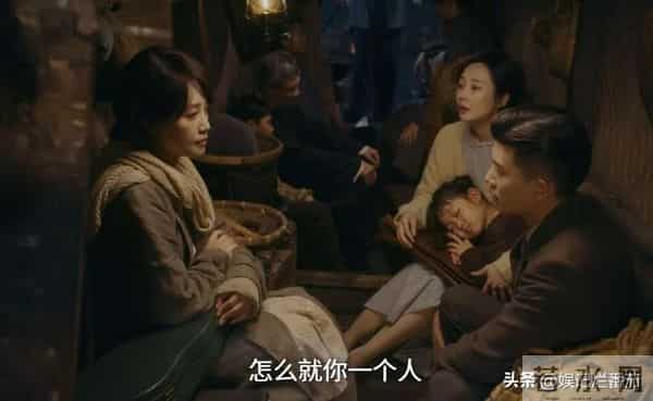 一脸苦相,眼神空洞,表情死板,没李纯的气质,谭凯也带不动她