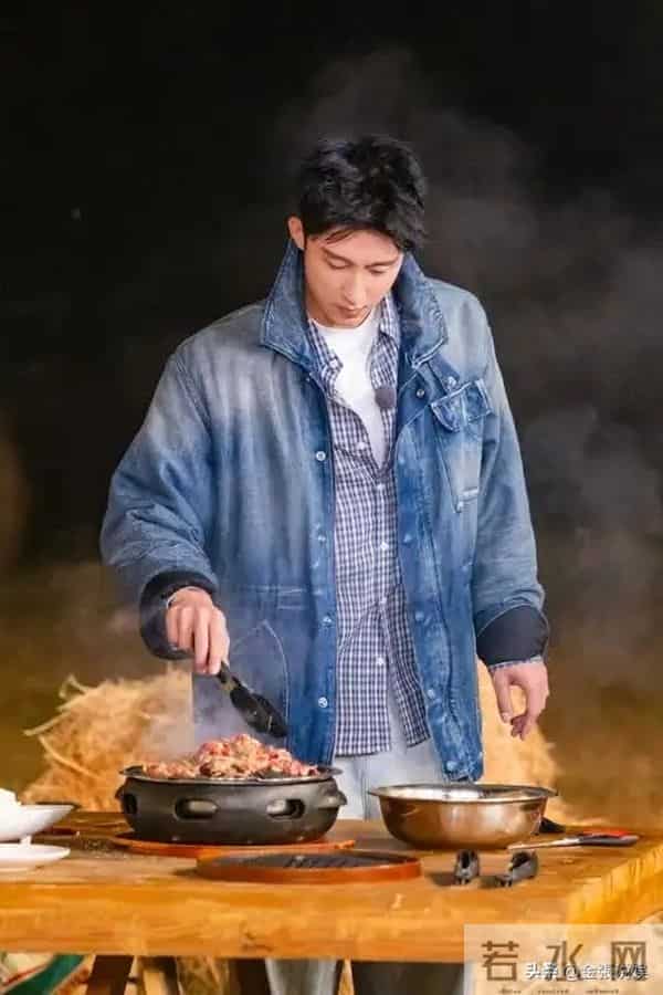 关系藏不住了？黄景瑜被曝有"新恋情"，金晨把腿放到他腿上！