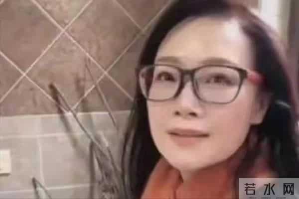 男友病逝后和妈妈抱头痛哭,54岁未婚无儿无女,如今吕薇后悔了吗