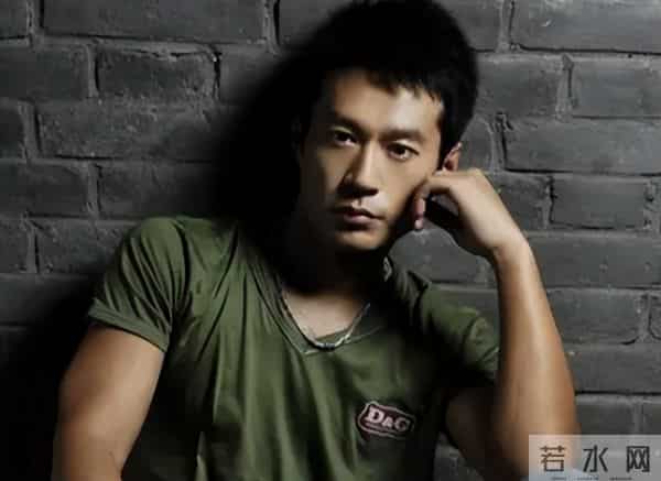 黄渤没说错,53岁未婚,为尽孝定居青岛的谭凯,已走上另一条大道