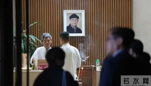 突发！马国明父亲离世，出殡过程曝光，汤洛雯搀扶着婆婆送别公公