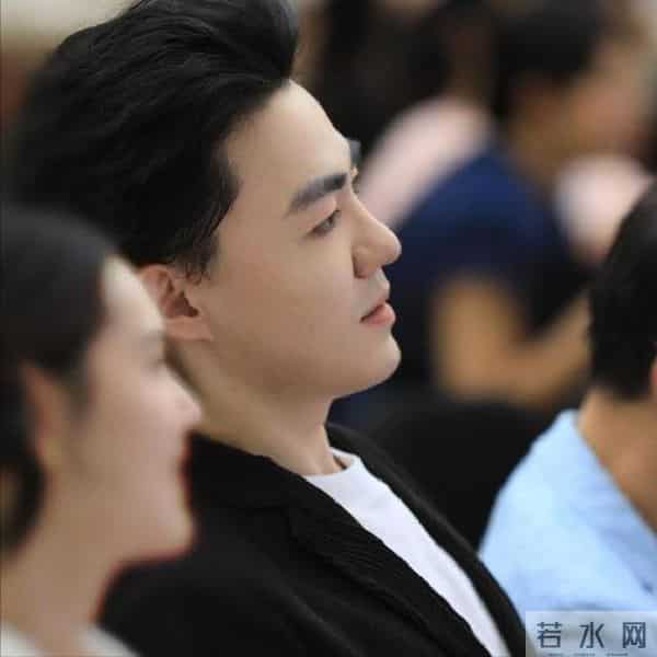 嫁大自己18岁的音乐家，丈夫葬礼却没有露面，如今儿子成她的骄傲