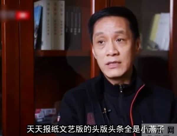 封杀4年后，赵薇带3个助理现身北京机场，脸小一圈引猜测：想复出