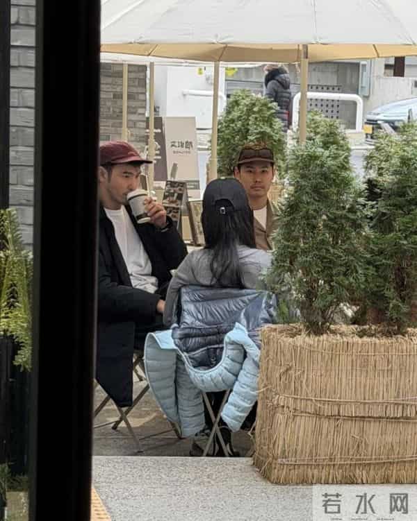 阮经天首尔街头现身，素颜憔悴模样，购物时竟被弟弟抢镜