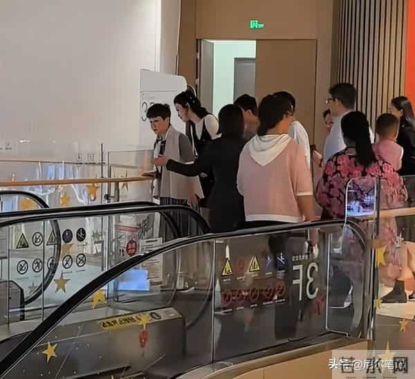 65岁梁安琪带奚梦瑶逛奢店,不敢上扶梯想走没成功,何猷君显尴尬