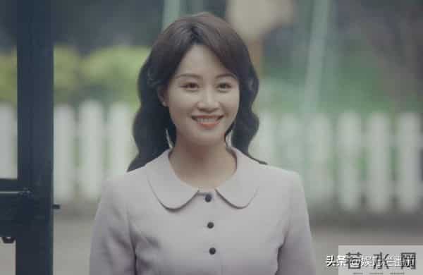 一脸苦相,眼神空洞,表情死板,没李纯的气质,谭凯也带不动她