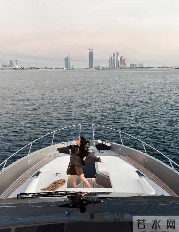 刘亦菲瘦了!她穿小背心游艇上自拍,雪白肌肤,白富美松弛又帅气