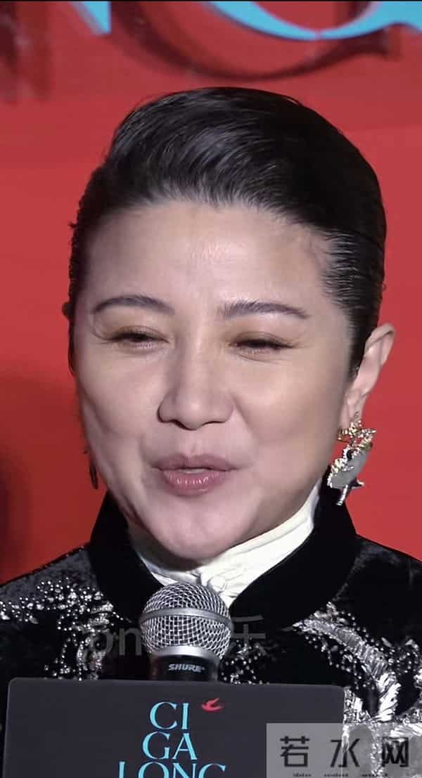 53岁颜丙燕长得好抗老，花期真长啊，怪不得能找小她20岁的男友！