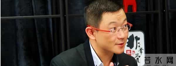 曾是上海知名主持人，辞职下海成百亿富豪，妻子还是大家熟悉的她