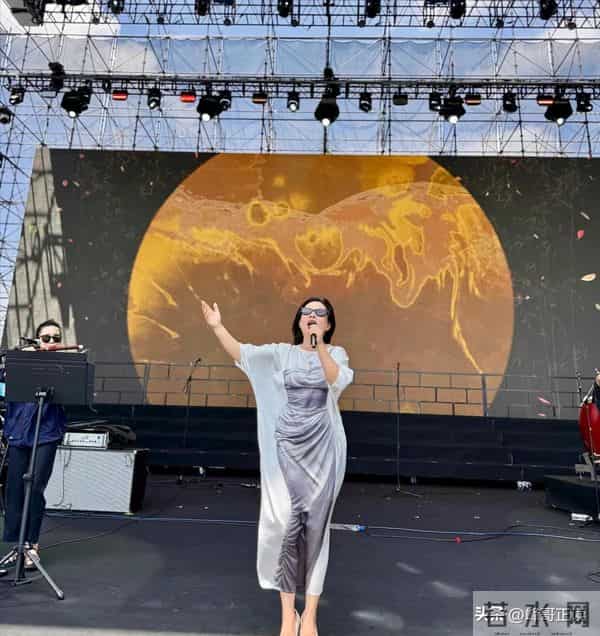 离婚1年，老锣和新欢恩爱 只有二儿子心疼龚琳娜，看来杨幂没说错