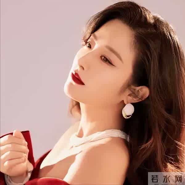 唐嫣大学室友兼伴娘!出道21年戏红人不红,42岁未婚引争议