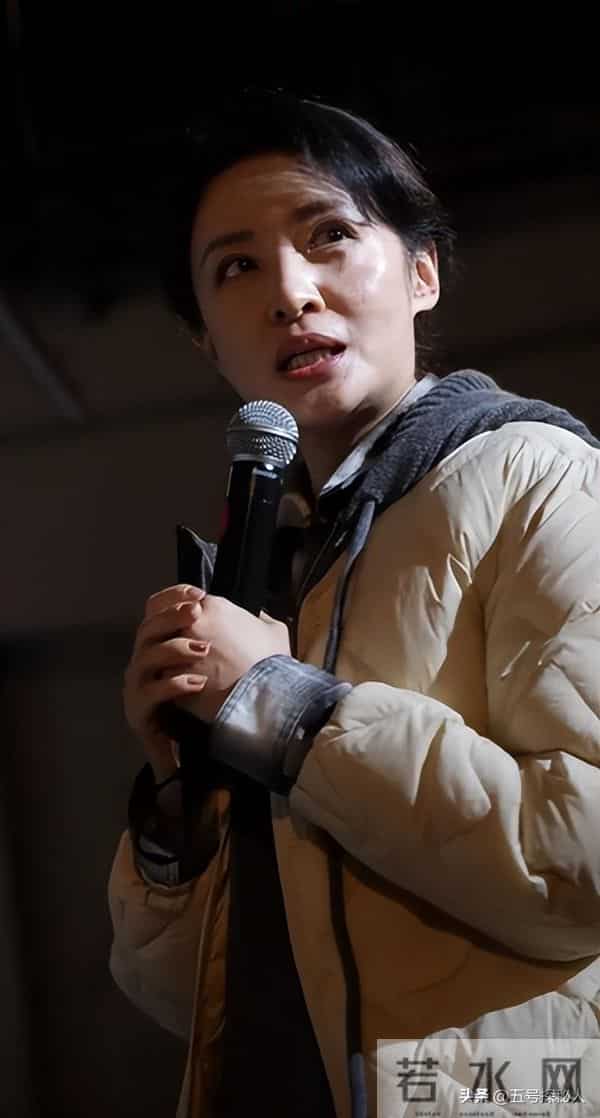 她“抛弃”前夫再嫁百亿富豪，从央视辞职8年，今56岁跨行当演员