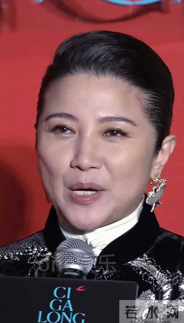 53岁颜丙燕长得好抗老，花期真长啊，怪不得能找小她20岁的男友！