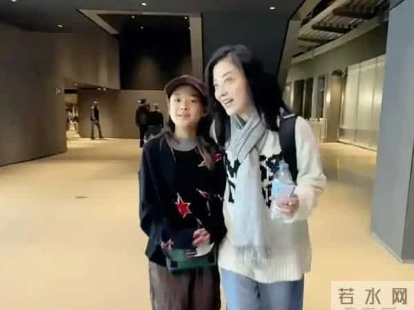 梅婷和儿女在德国看球赛，快快长得真像妈妈，母女俩相处像好闺蜜