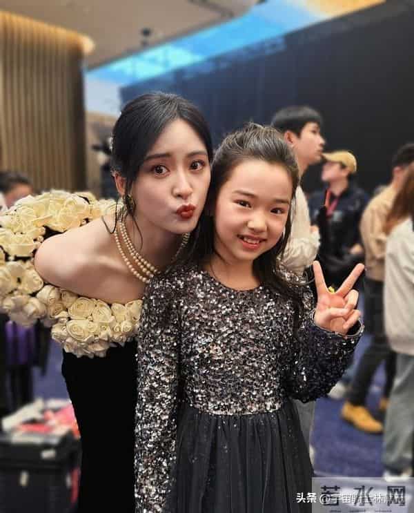 小酒窝晒了和杨幂白鹿檀健次刘宇宁黄景瑜王安宇合照引爆全网!