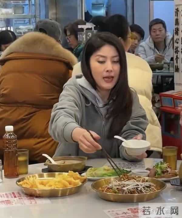 53岁陈慧琳：人生最大阻碍是脸大 宁愿肥也不医美 路边摊吃粉接地气