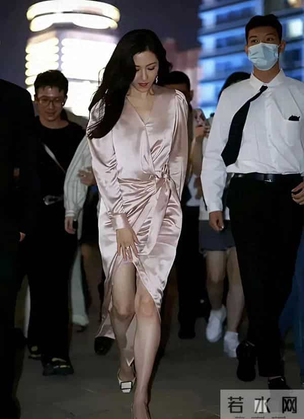 人都吹捧曾黎很漂亮，感觉天下第一美似的，近距离看她也就一般般