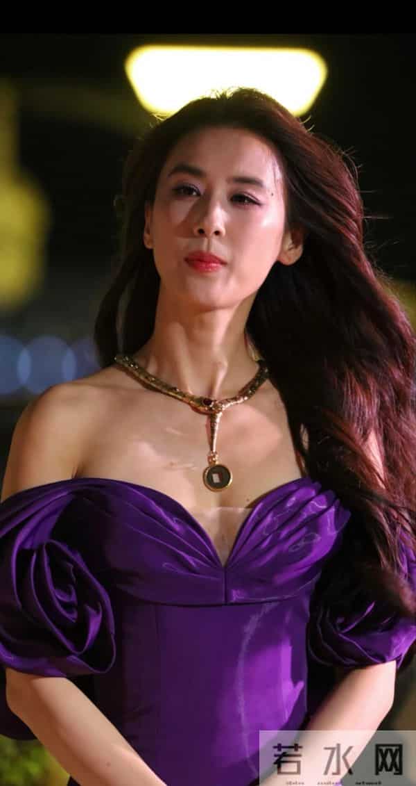 黄圣依紫裙惊艳全场,深V设计展现完美身材,四十岁仍美得不像话