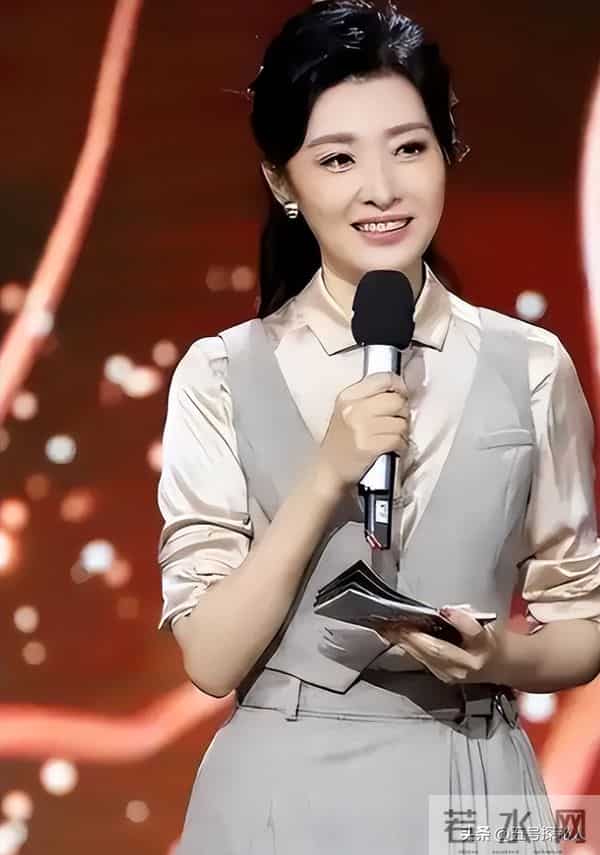 她“抛弃”前夫再嫁百亿富豪，从央视辞职8年，今56岁跨行当演员