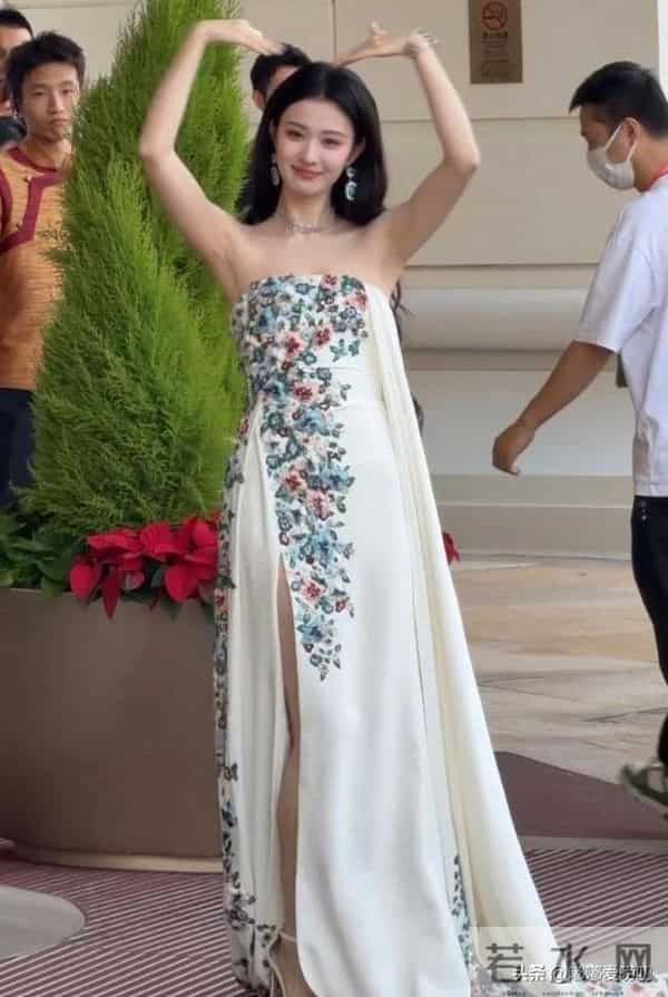 王楚然在澳门被偶遇,她身材高挑婀娜多姿,皮肤白皙,真的好美啊