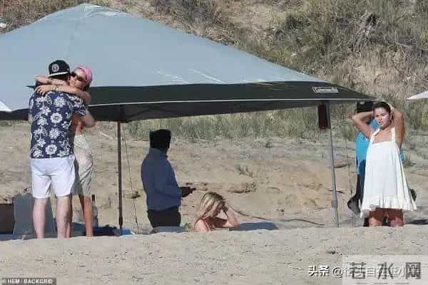 30岁赛琳娜发福明显，与妮可拉同行，大布对爱妻呵护备至