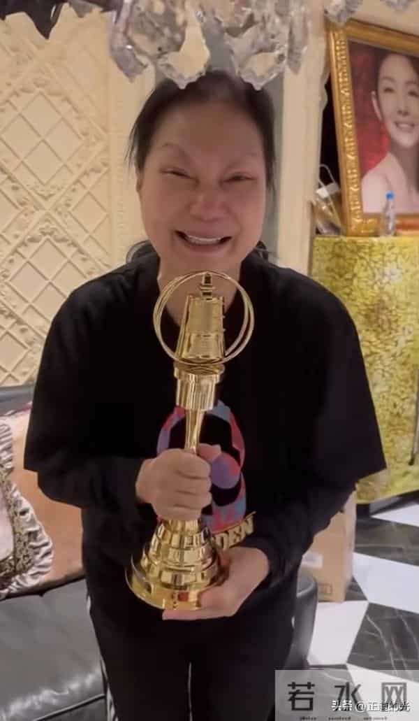 小S送金钟奖杯 S妈哭得面相都变了 家里乱糟糟 大S的遗像旁堆满杂物