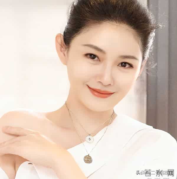 S妈手捧金钟奖落泪，大S相框旁放杂物引争议，爱与不爱真的很明显