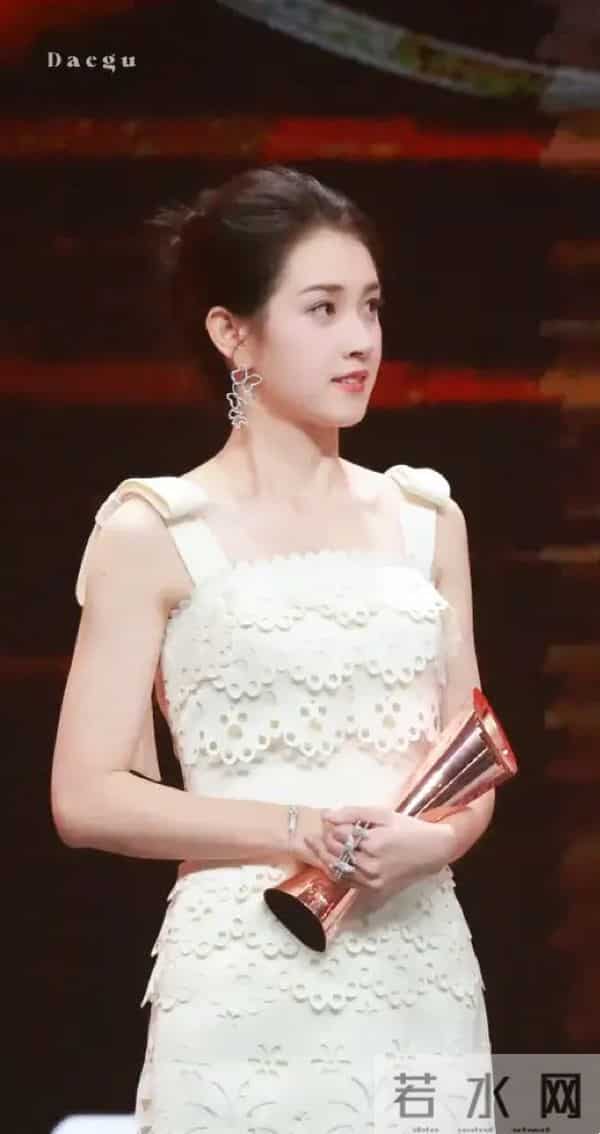 “短剧女王”郭宇欣真实颜值曝光,方脸龅牙大粗腿,26岁模样成熟