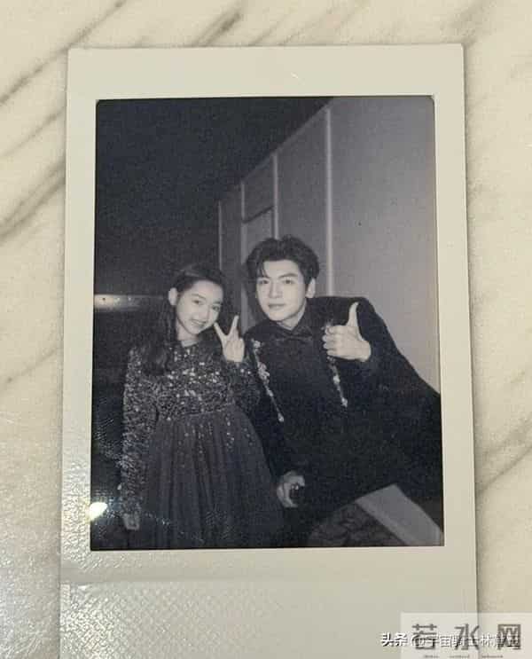 小酒窝晒了和杨幂白鹿檀健次刘宇宁黄景瑜王安宇合照引爆全网!