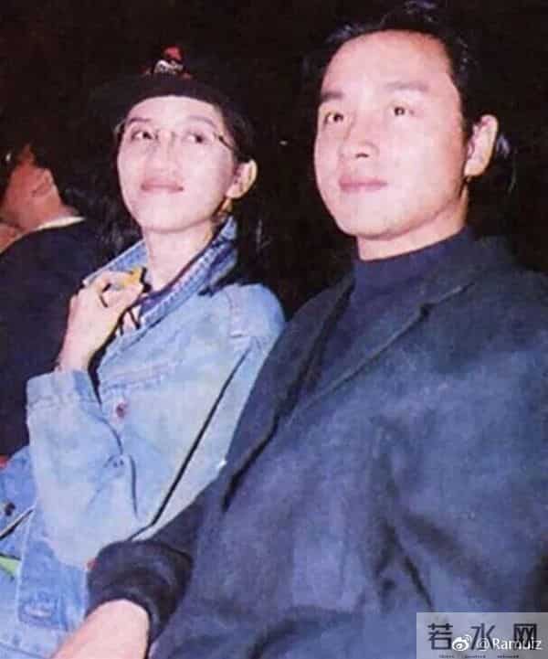 邱淑贞和昆凌坐一起看张学友演唱会，邱淑贞扎高马尾比昆凌漂亮！