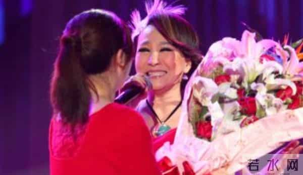 事业巅峰远赴美国，被老外“玩腻”后晚年回国，如今变成了这样！