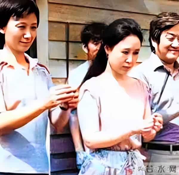 琼瑶和丈夫平鑫涛，在昆明石林旅游时，一张珍贵的合影，很浪漫