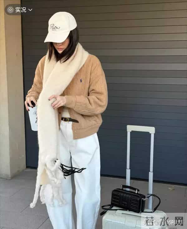 陈伟霆刚穿白色拉夫劳伦，何穗就晒咖色同款！这波隔空示爱