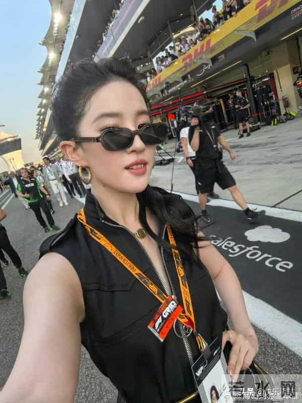 美爆了!刘亦菲旅游游艇新照 身穿LV系列高调奢华 减肥成功重返巅峰