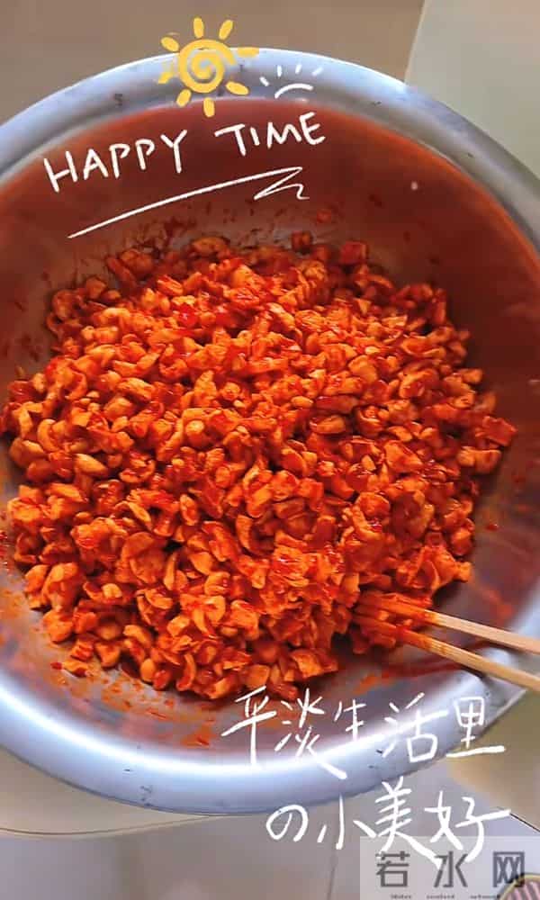 小杨哥停播一年多，小杨嫂大变样，从清纯脸变欧美脸，差点认不出