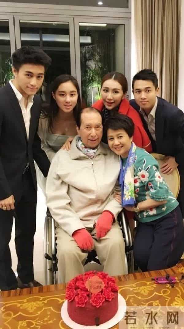 奚梦瑶凸肚疑似怀第三胎,与何猷君甜蜜现身,同行还有奶奶梁安琪