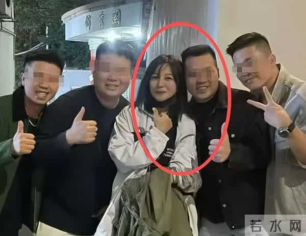 封杀4年后，赵薇带3个助理现身北京机场，脸小一圈引猜测：想复出