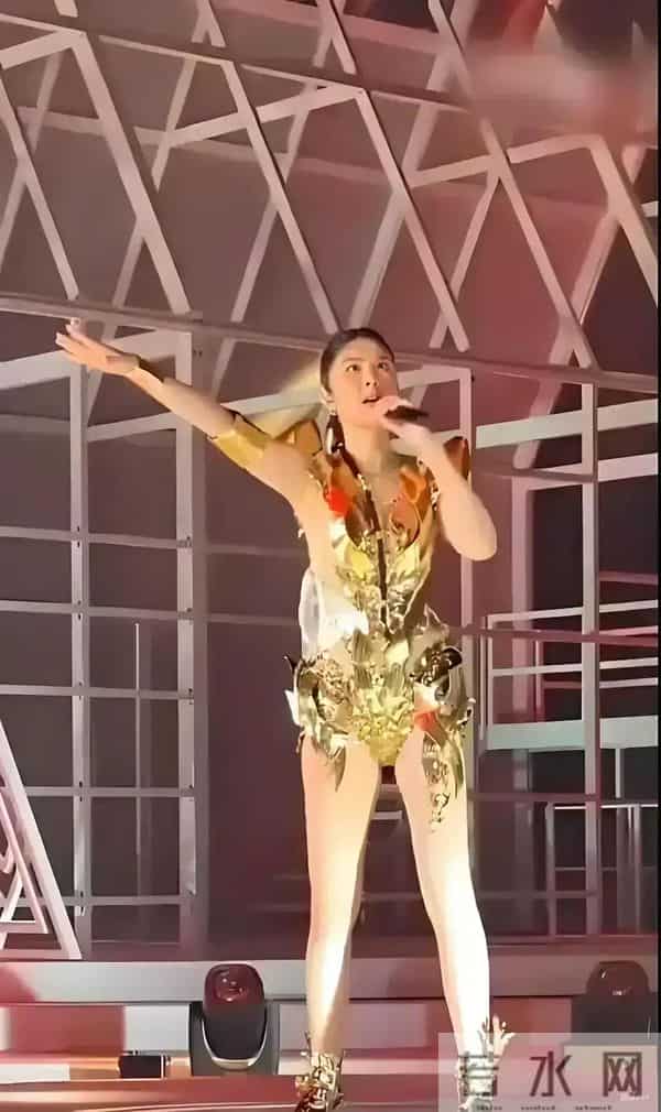 陈慧琳演唱会穿三角裤衩，五十多了合适吗？人老心不老