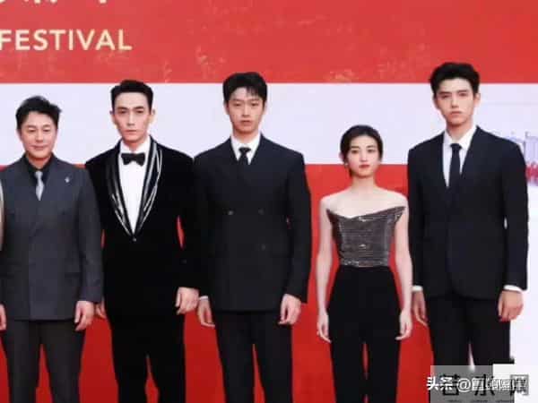 不合影不知道，一合影全露馅！原来这些明星都是潜藏的“小土豆”