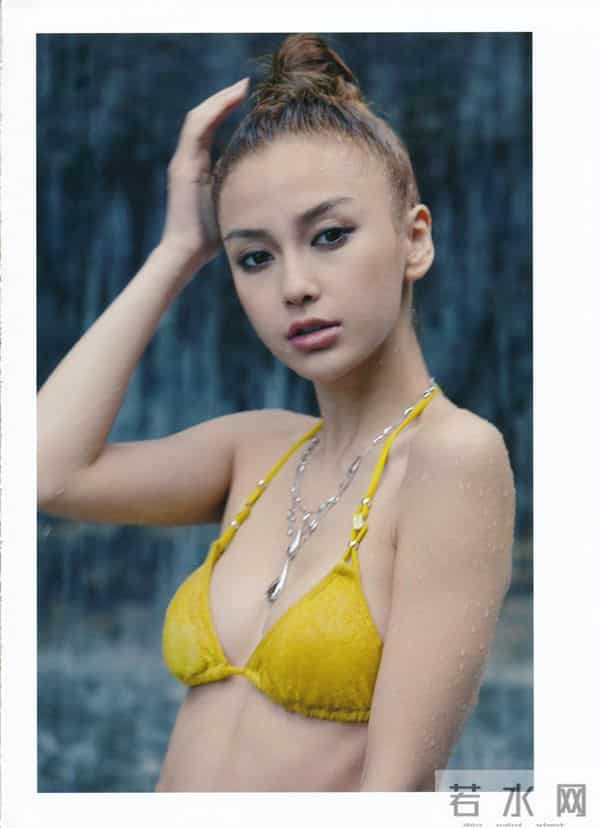 Angelababy纯欲氛围感拉满,美腿线条惊艳