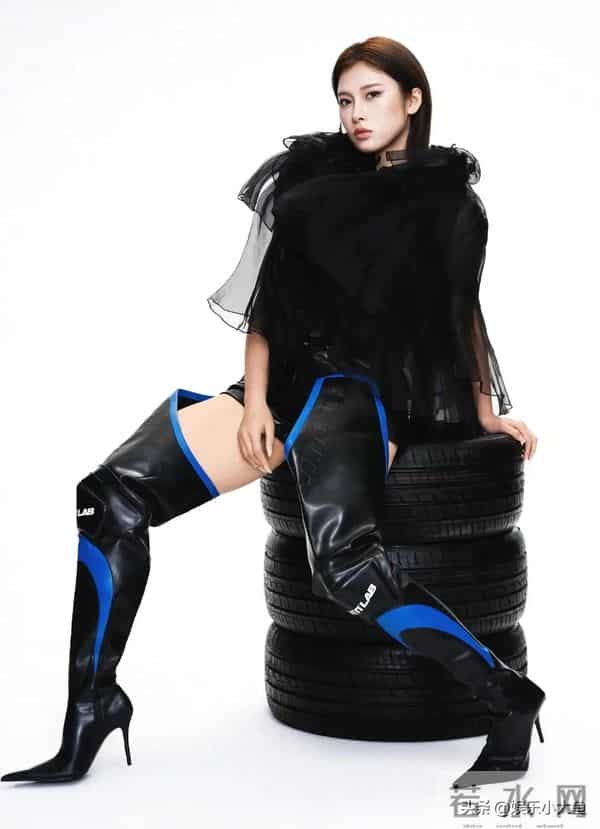 吴艳妮最新杂志大片,身材肌肉保持真好,随便一个动作都美翻了