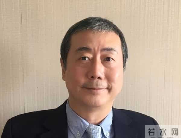 前央视主持方宏进现状：定居香港，63岁满脸沧桑，摇身一变成商人