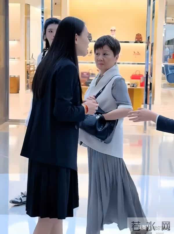 65岁梁安琪带奚梦瑶逛奢店,不敢上扶梯想走没成功,何猷君显尴尬