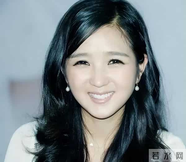 39岁何洁被嘲不忍直视, 腋下勒出副乳肚子三层肉, 养4个娃操劳疲惫