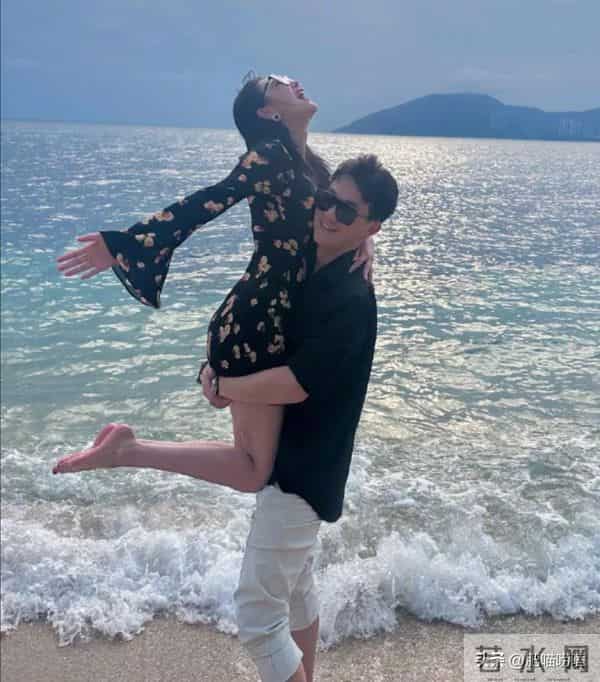 38岁张馨予晒近照,穿卫衣扎马尾似20岁,何捷真把她宠成了小女孩