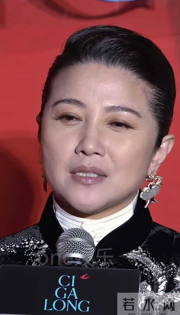 53岁颜丙燕长得好抗老，花期真长啊，怪不得能找小她20岁的男友！