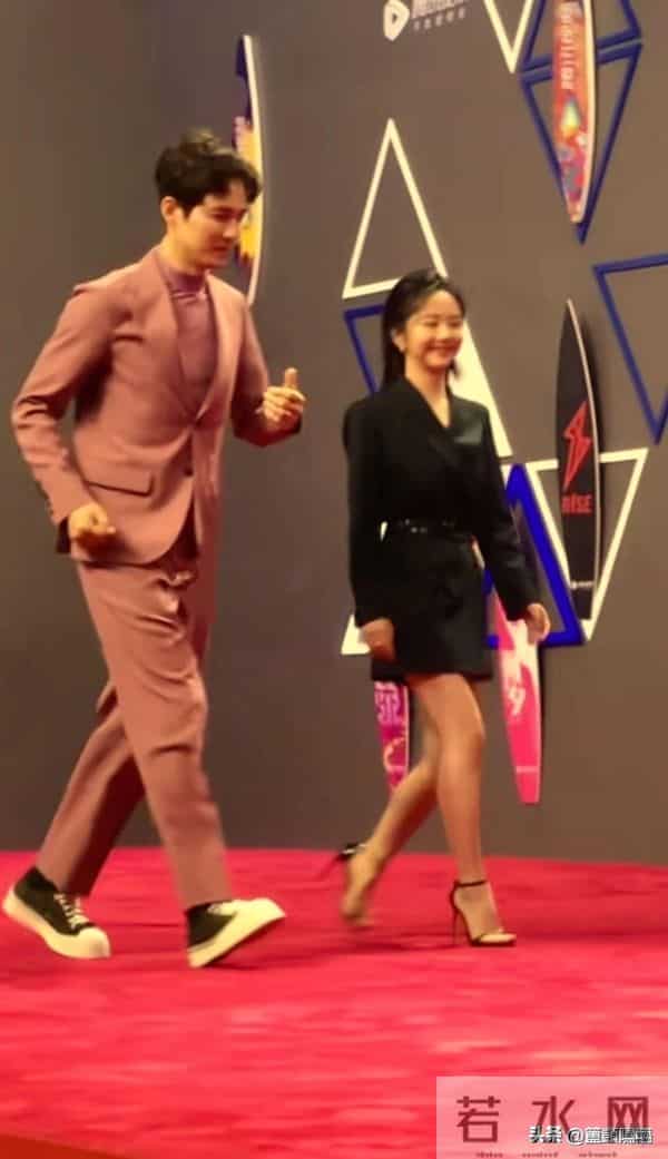 不合影不知道，一合影全露馅！原来这些明星都是潜藏的“小土豆”