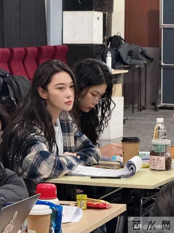 女演员张馨予上课开小差,偷画老师被抓包!事后称“有认真在听课”
