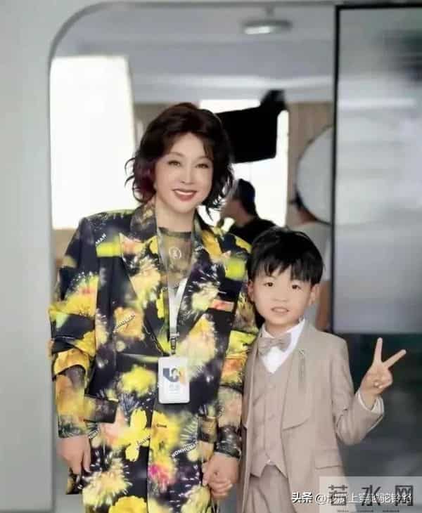 刘晓庆换新发型美到认不出，配上花西装，74岁嫩得像34岁