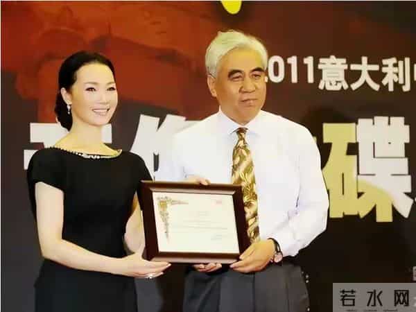 男友病逝后和妈妈抱头痛哭,54岁未婚无儿无女,如今吕薇后悔了吗